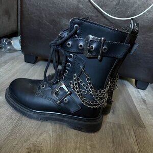 demonia bolt-250 (worn once)